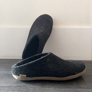 glerups slippers never worn. charcoal colour size 43 male